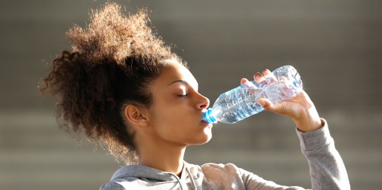 no te deshidrates, toma dos litros de agua al día